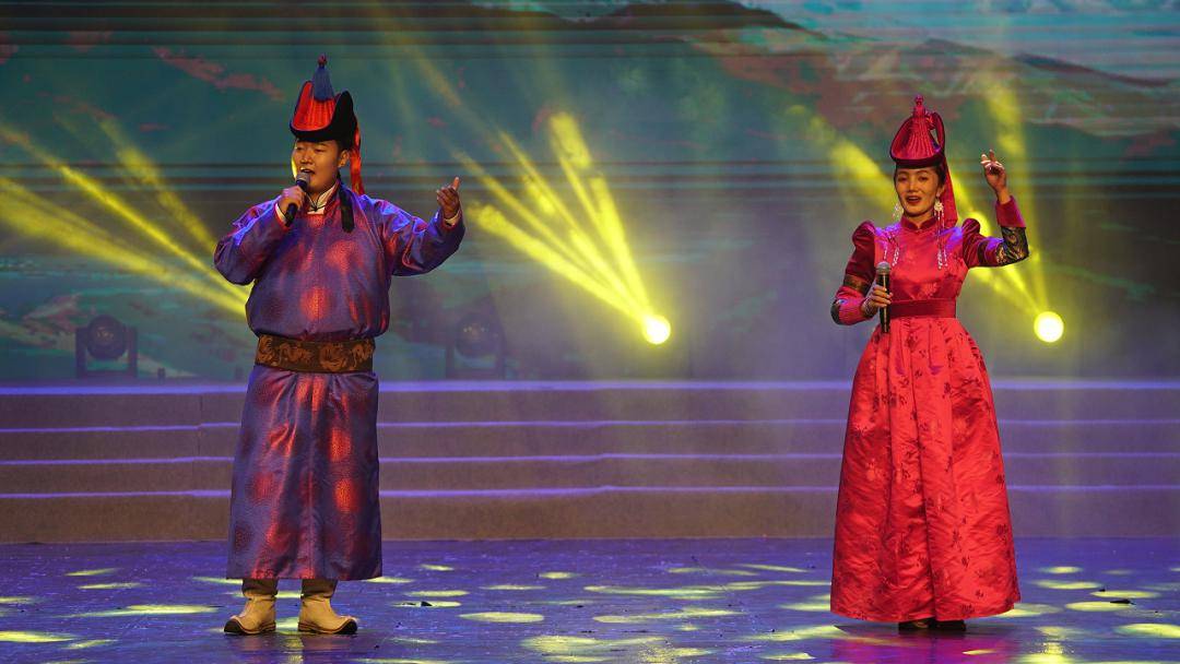 龙年舞春风 骏马步新程