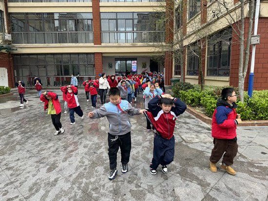 与安全同行 成都市锦汇东城小学开展“安全教育日”活动
