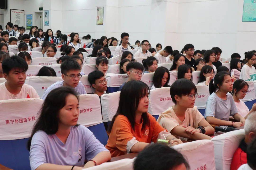 追梦科学 点亮未来 四川师大附中外国语学校开展第二期成长讲座