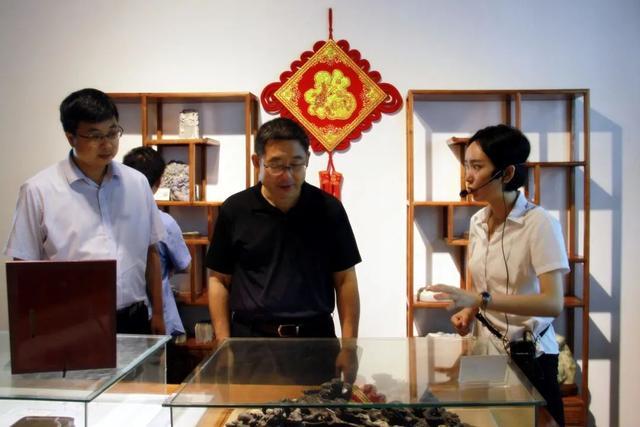 广元市委教育工委委员、市教育局党组成员、副局长杨元一行到成都汽车职校参观考察