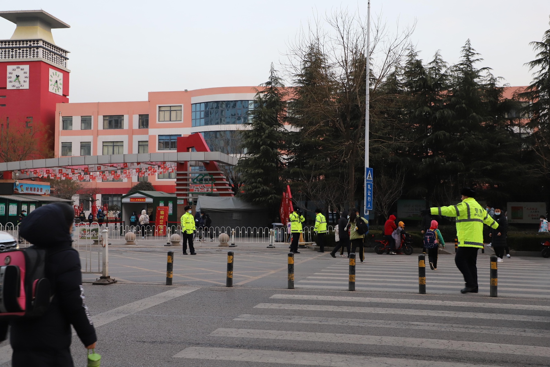 内江市桐梓坝小学校：多措并举，筑牢校园安全墙