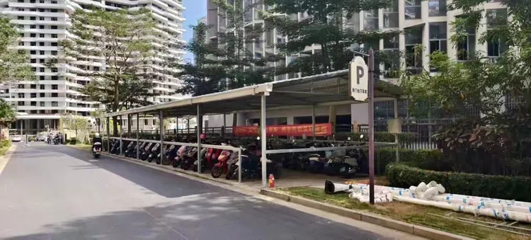 为电动自行车搭棚“安家”