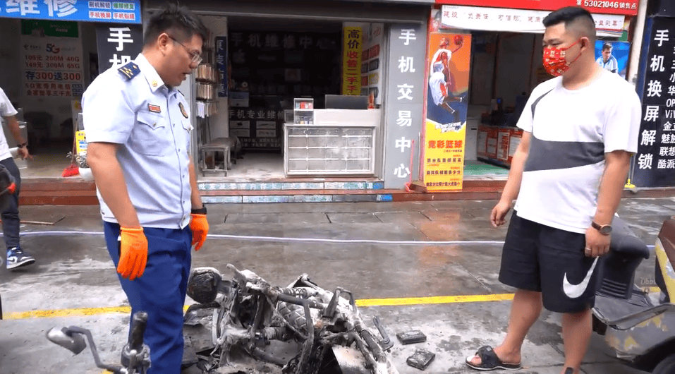 为电动自行车搭棚“安家”