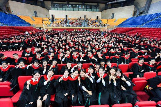 骊歌轻扬祝福满溢 莘莘学子奔赴山海