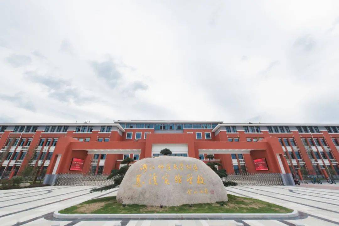 成都外国语德阳校区 ：科技之光，璀璨未来