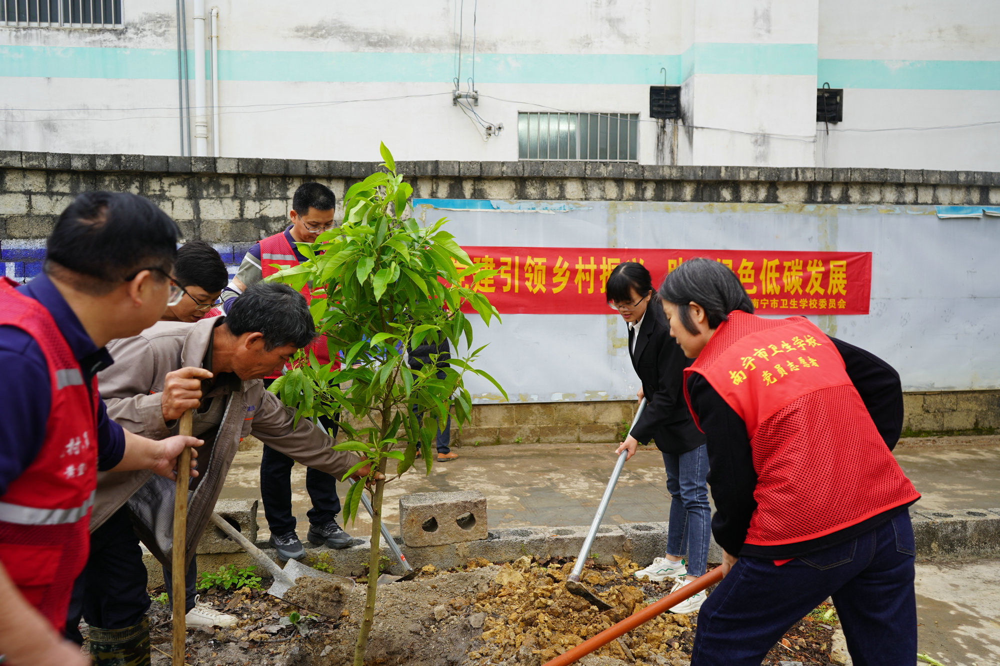 凝心聚力谋发展 农村教育写新篇