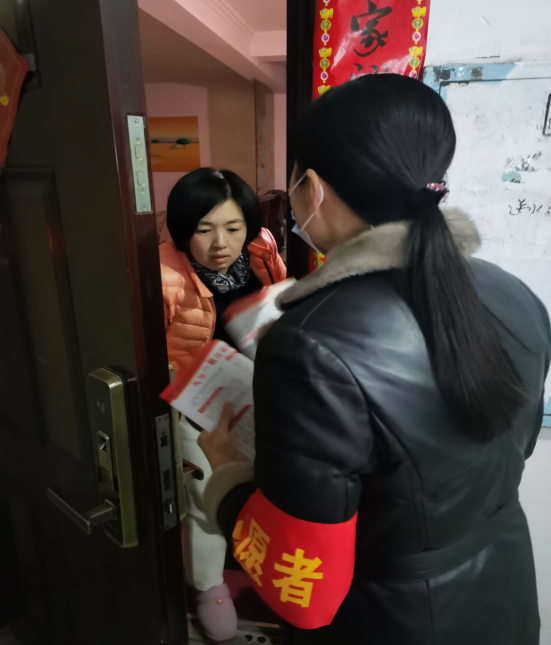 “敲门入户”零距离 反诈宣传进万家
