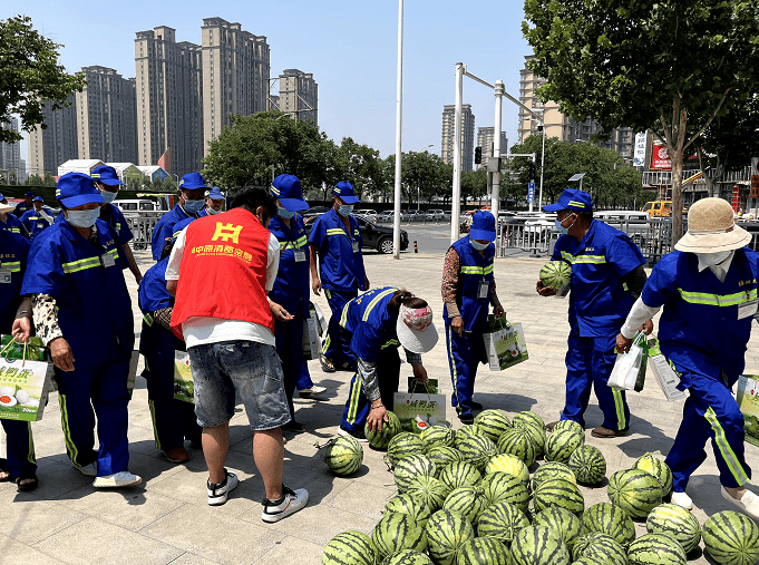 为户外劳动者“送清凉”