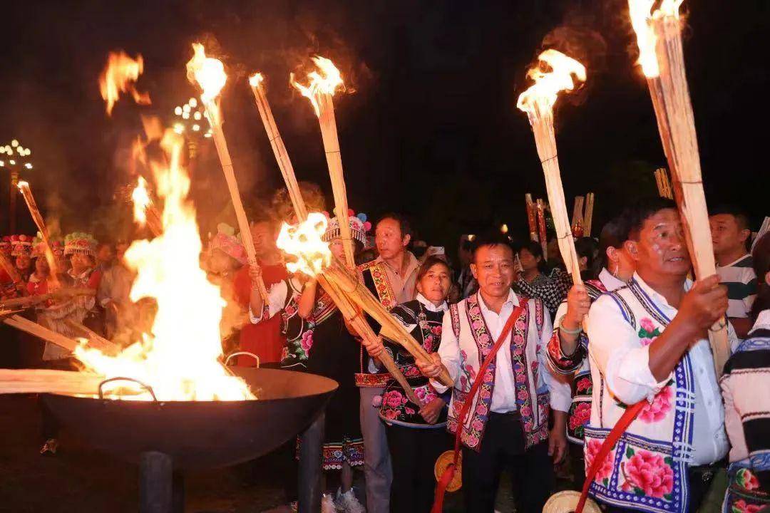 熊熊燃篝火 烈烈伴歌舞