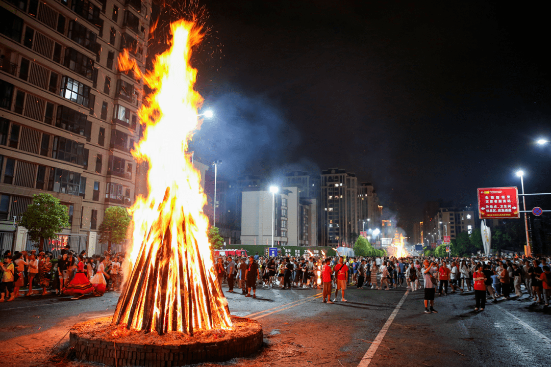 熊熊燃篝火 烈烈伴歌舞