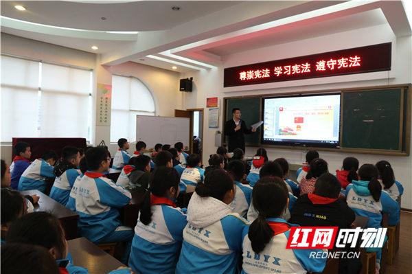 广安经开区第一小学校宪法系列宣传活动之法治种子播撒校园