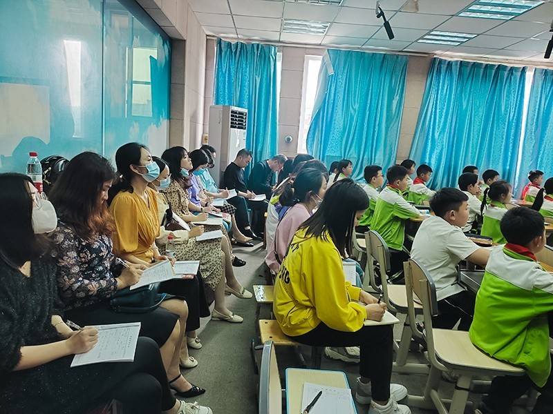 广安经开区第一小学校数学组开展“集体备课”活动