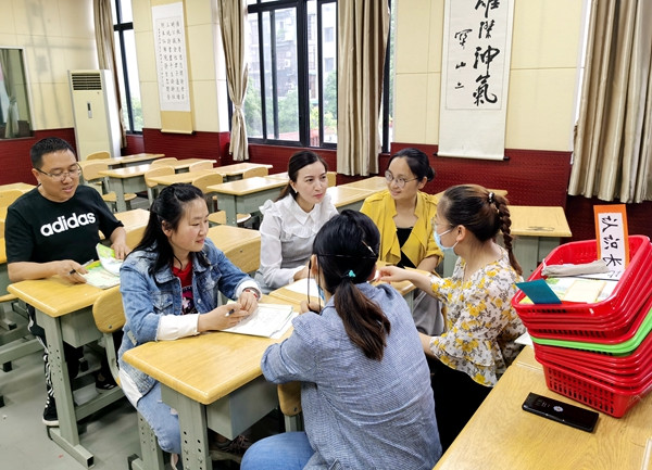 广安经开区第一小学校数学组开展“集体备课”活动