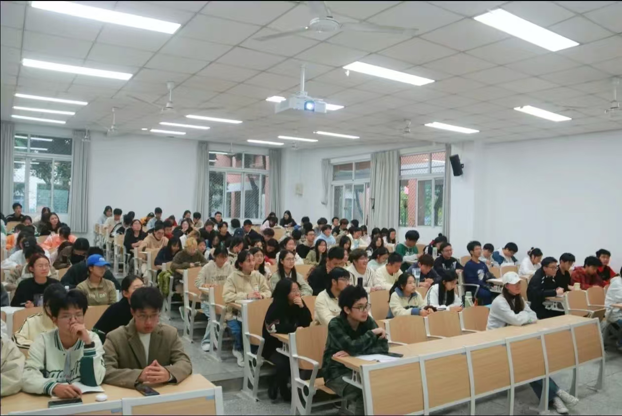 四川省广汉中学举行2024-2025学年青年团校开班仪式暨第一次主题团课