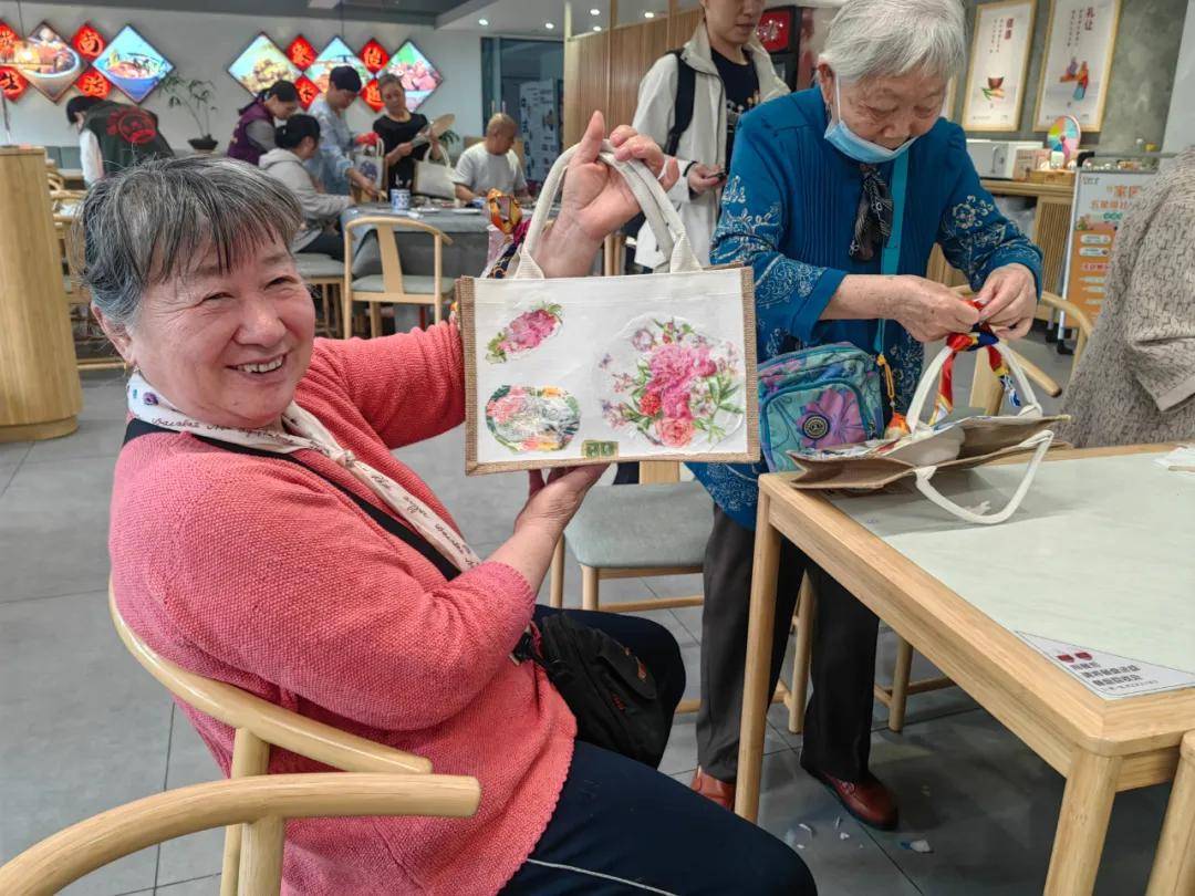 桂溪街道和平社区开展“包”罗创意：手工包包DIY之旅职工创享营