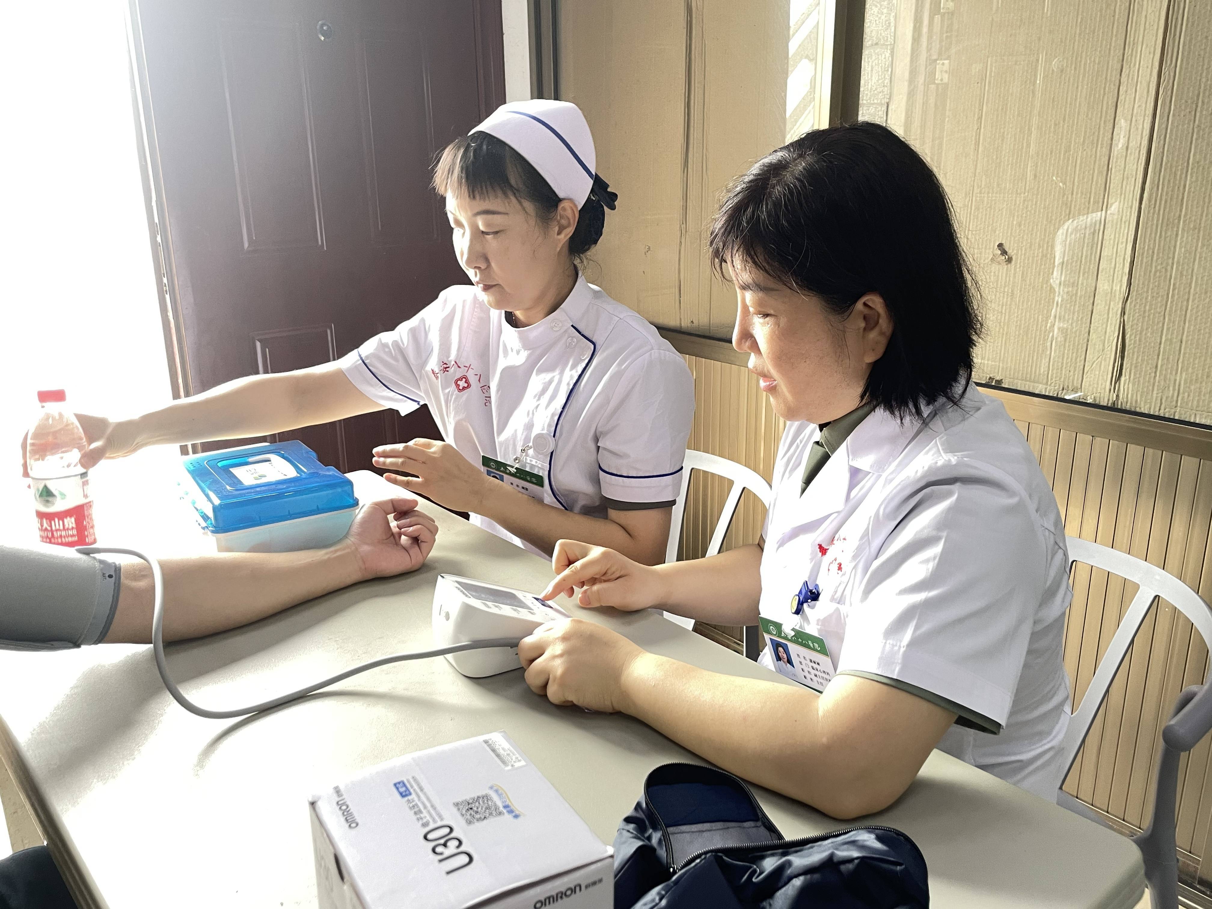 【公益巡诊】成都誉美医院巡诊团走进“至强社区慈善文化节”活动现场