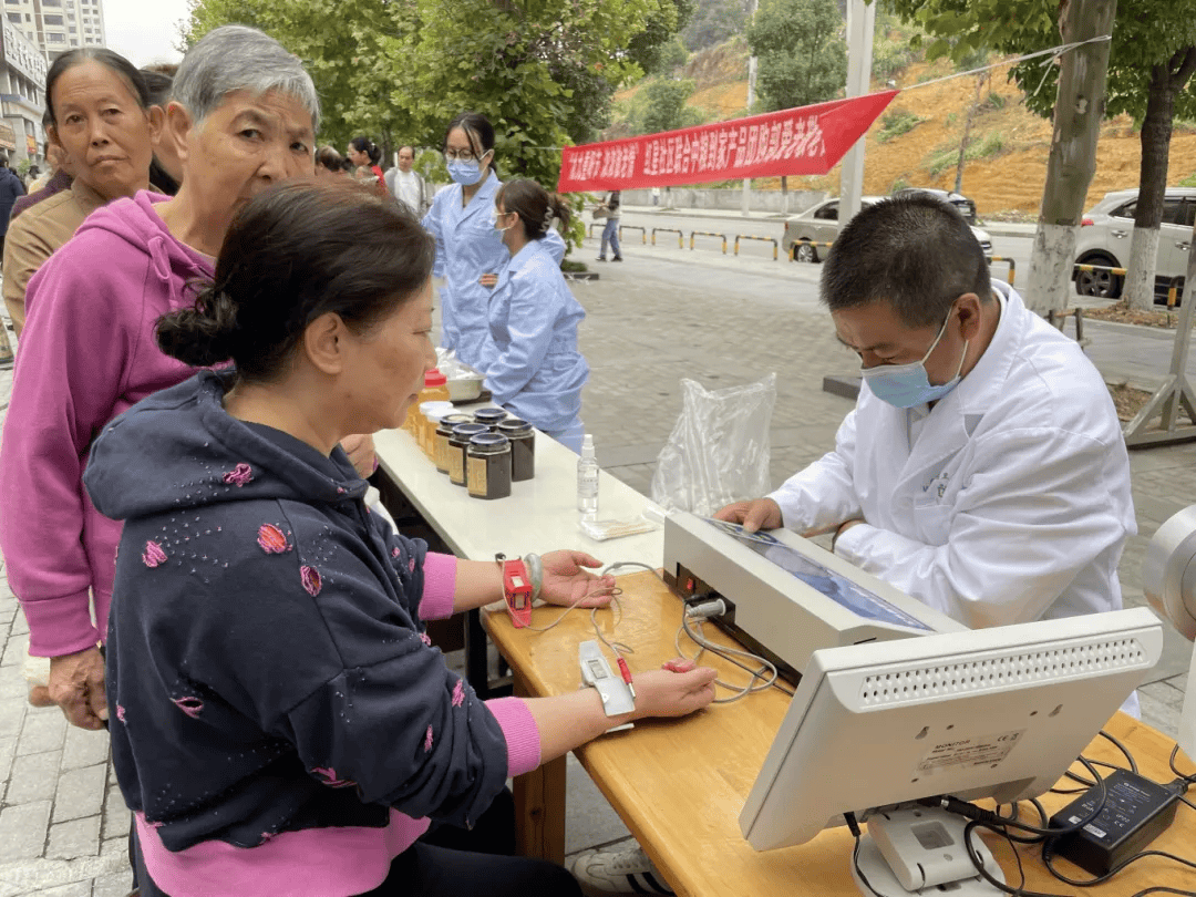 “情暖金秋·爱在重阳”大型联合公益义诊活动成功举行
