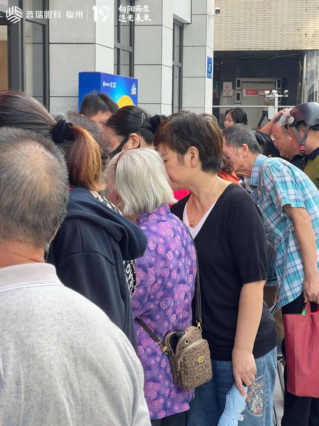 成都誉美医院联合圣灯社区党委开展“情暖金秋·爱在重阳”走访慰问活动