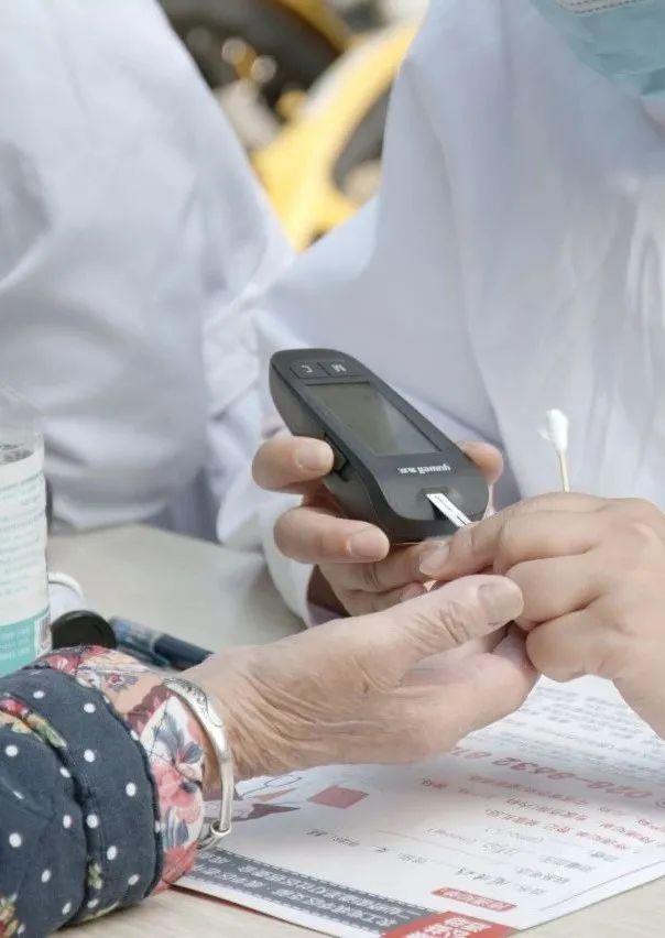 成都誉美医院联合圣灯社区党委开展“情暖金秋·爱在重阳”走访慰问活动