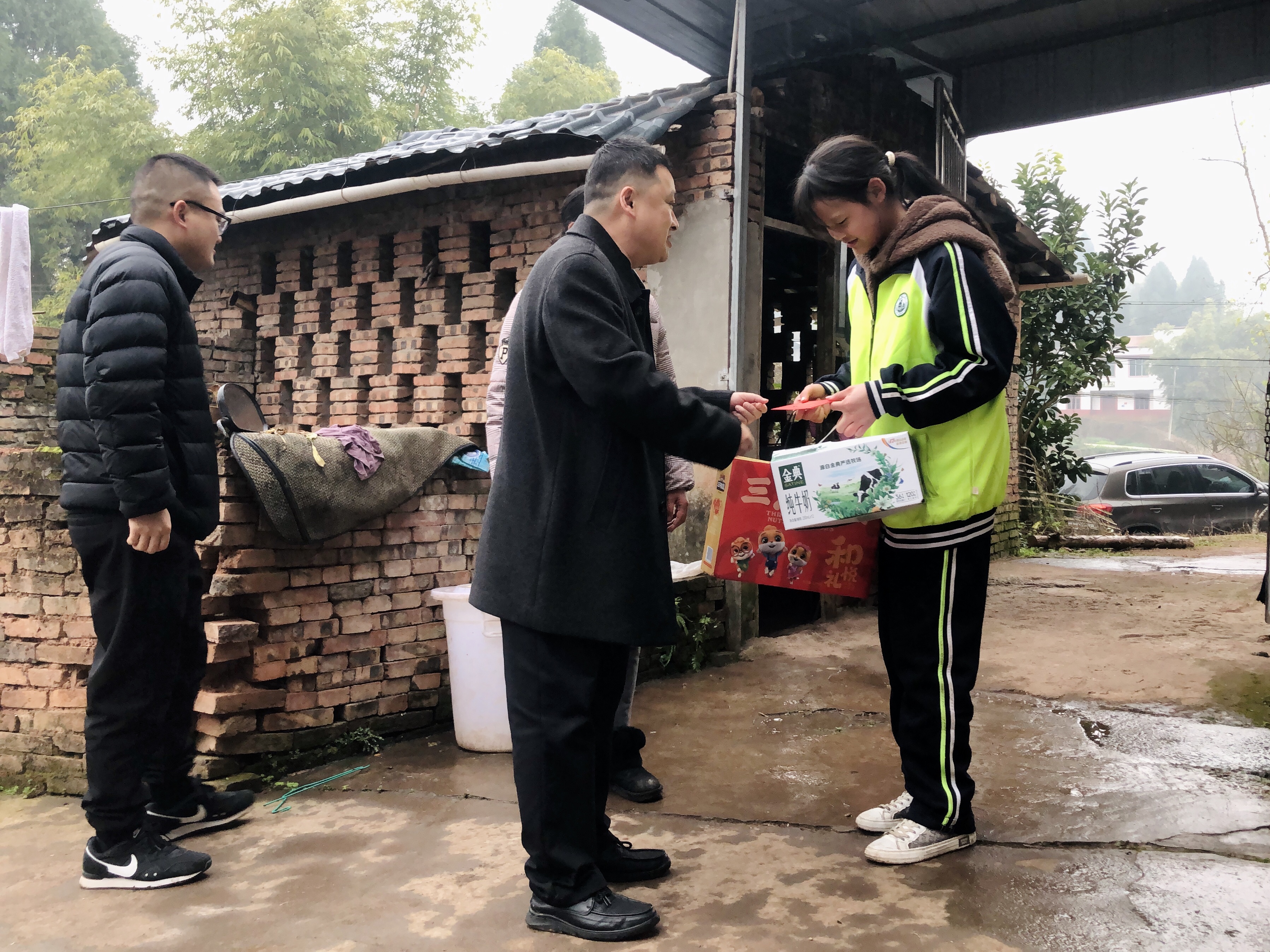 寒冬送温情 关爱暖人心——郫都区安德学校2025年寒假走访慰问活动