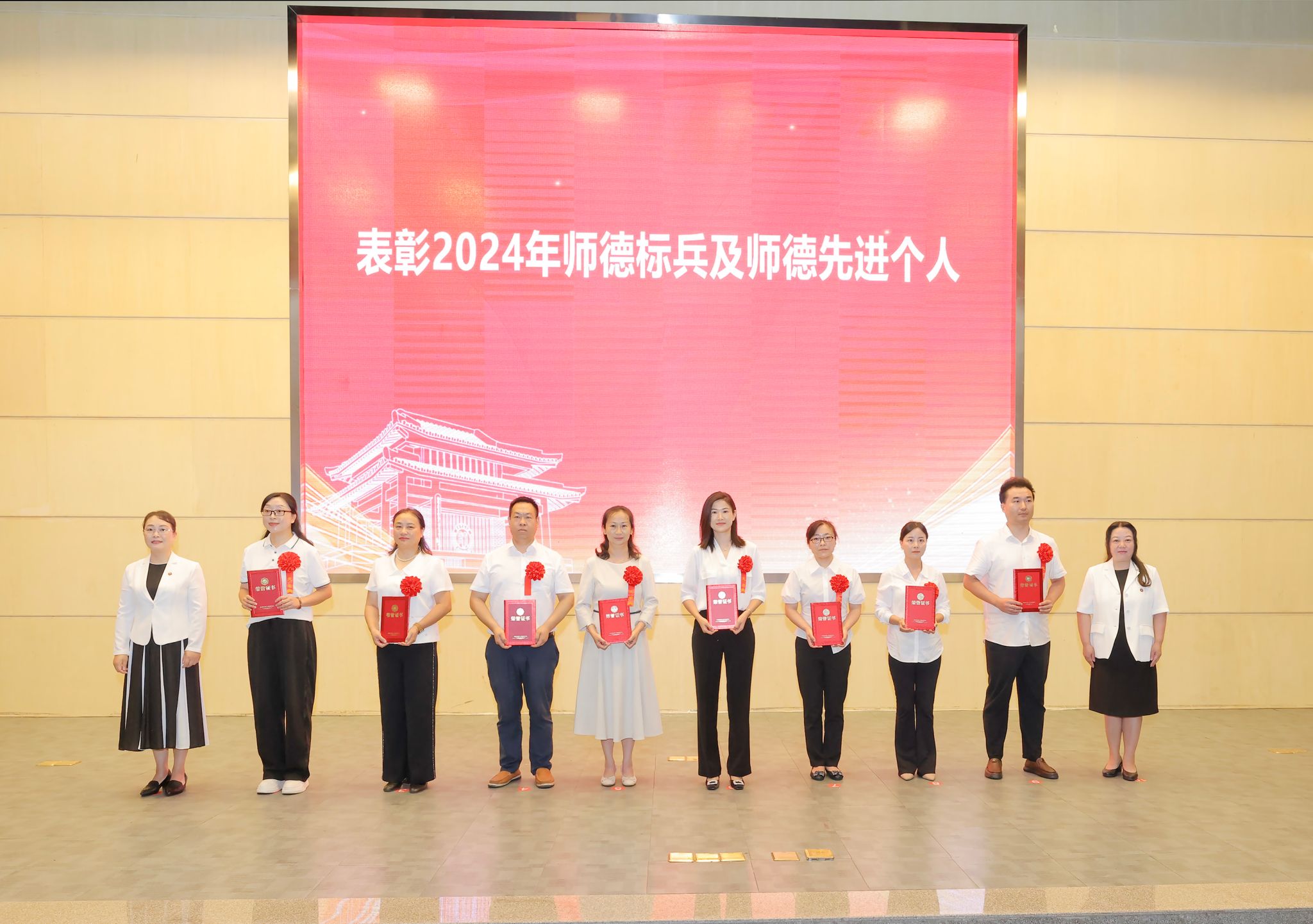 文艺汇演展风采 师生表彰赢赞誉