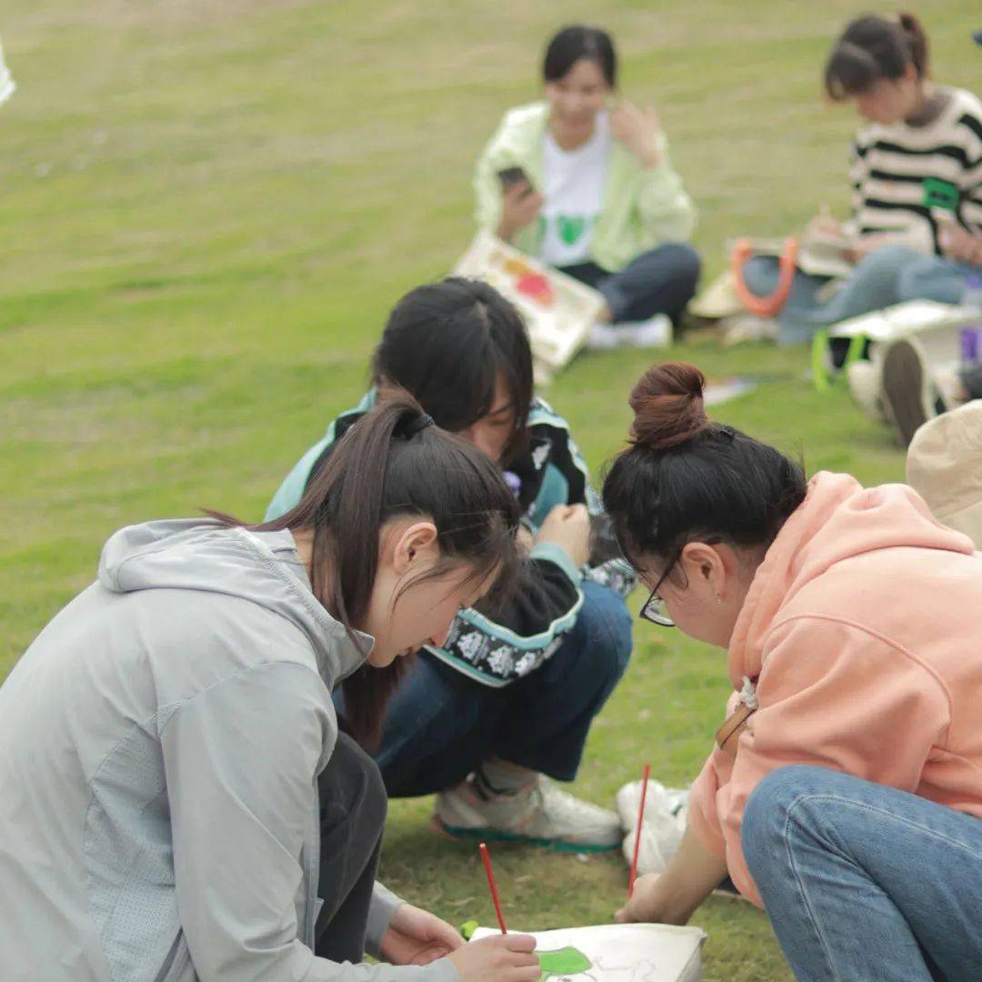 “燃五四薪火，谱青春华章”