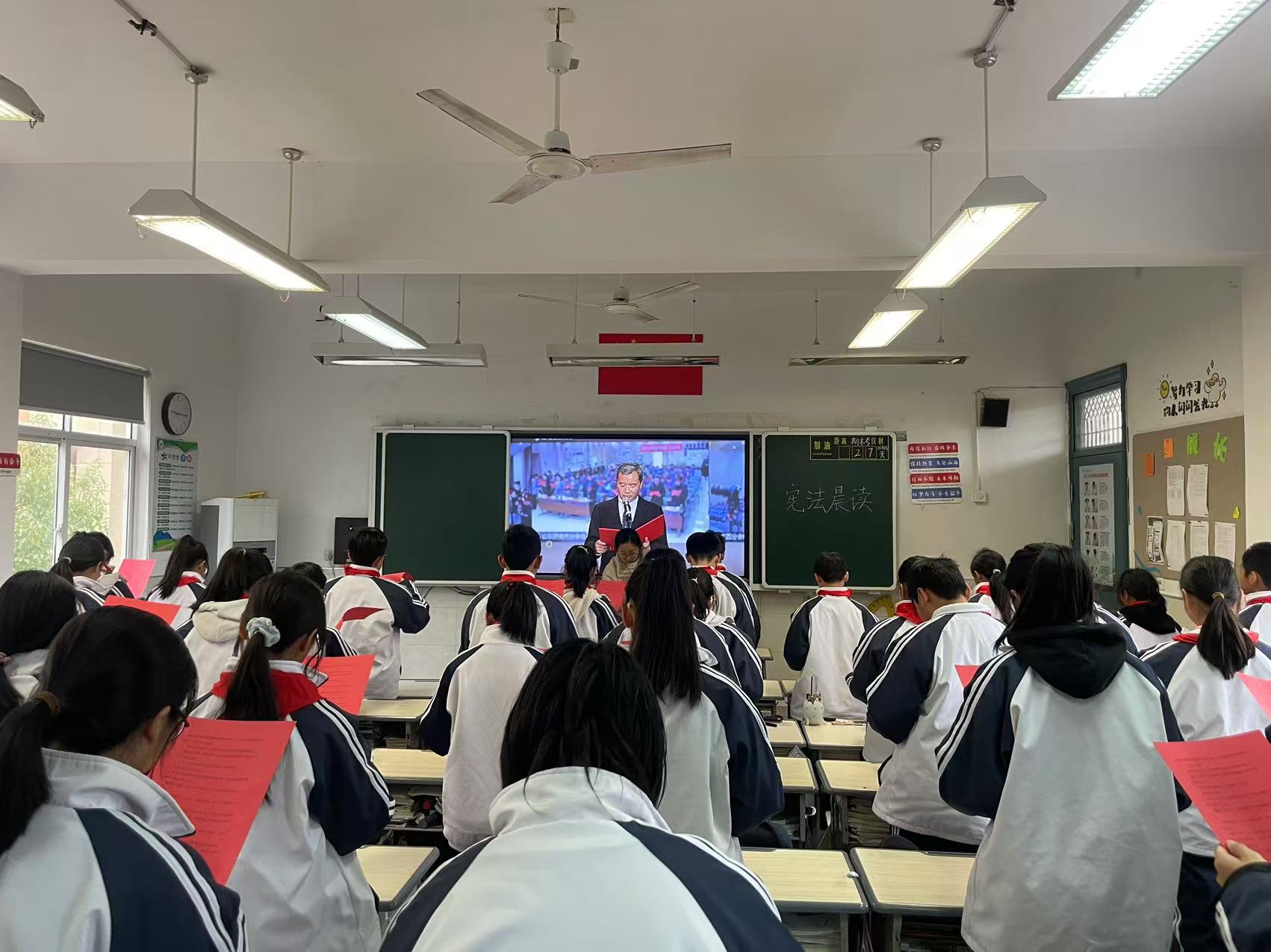 宪法伴我成长 成都市洛带中学校举行“宪法晨读”活动